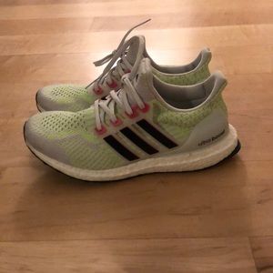 Adidas primeblue ultra boost in neon and pink. Back part is glow in the dark.